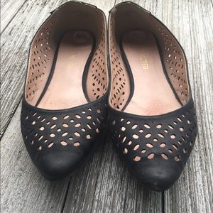 Black Lacey Flats W. Pointed Toe
